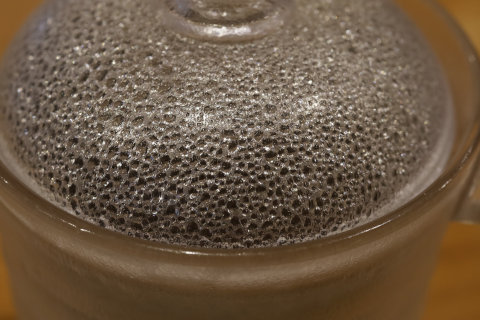 写真:ティーポットの水滴